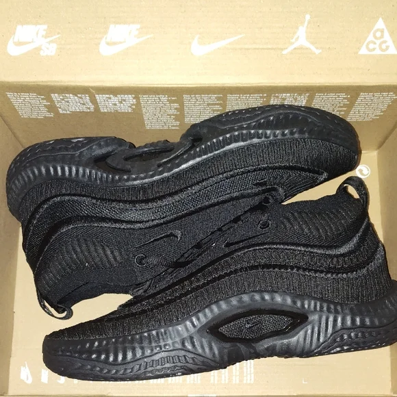 NIKE - Picture 1 of 6